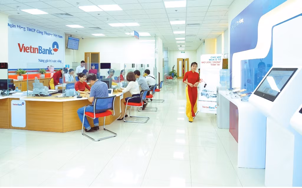 Khách hàng giao dịch tại VietinBank Tràng An - Ảnh: Tiến Lâm.