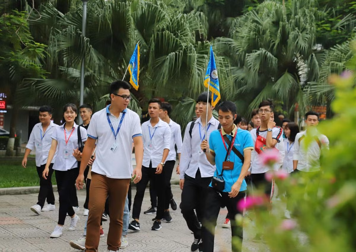 Sinh viên ngành Quản trị lữ hành Trường Cao đẳng Du lịch Hải Phòng hướng dẫn du lịch thực tế, thực tập tại điểm du lịch. (Ảnh: website nhà trường)