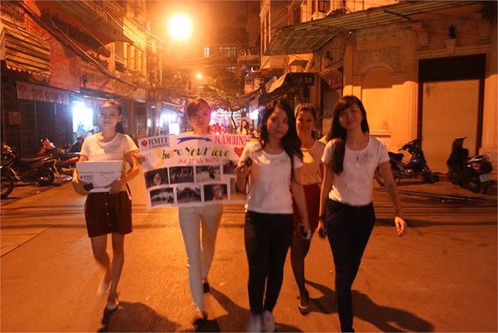 Đây cũng là một thử thách mà ban tổ chức dành cho các thí sinh, khi họ phải chọn nhóm và tự xây dựng ý tưởng đi khuyên góp từ thiện >> Ngôi sao Missteen Thảo My khiến cộng đồng mạng "nổi sóng" >> MISS CUXI VIỆT HUÊ KHOE DÁNG XINH >> Hotgirl Linh Hàn gợi cảm đón mùa đông về >> Nữ sinh Học viện Hành chính hóa thân thành thôn nữ xinh đẹp >> HOA KHÔI SINH VIÊN YÊU KIỀU BÊN "NGỰA SẮT" >> Vẻ đẹp căng tràn của Hoa khôi Missteen Diễm Trang >>Những mỹ nhân từng học tại trường "nhà giàu" RMIT >>Miss ĐH Sư phạm Hà Nội diện áo dài cực xinh >> Phát sốt vì 4 nữ giáo viên xinh đẹp >>Midu, Hà Min, Linh Hàn đọ dáng "nóng bỏng"