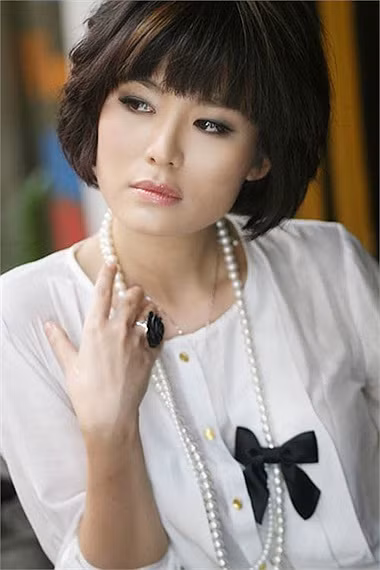 Hiện, ngoài công việc kinh doanh, viết lách, cô âm thầm tham gia nhiều hoạt động từ thiện. >>Miss ĐH Sư phạm Hà Nội diện áo dài cực xinh >> Phát sốt vì 4 nữ giáo viên xinh đẹp >>Hoa khôi ĐH Thương Mại 2012 duyên dáng áo dài >>Những hotgirl xinh đẹp làm "điên đảo" cư dân mạng (P8) >>Midu, Hà Min, Linh Hàn đọ dáng "nóng bỏng" >>Ngắm vẻ đẹp kiêu sa của Á hậu Hoàng Anh >>PHÁT SỐT VÌ NỮ THẠC SĨ ĐẸP NHẤT TRUNG QUỐC AI ĐẸP HƠN HOTGIRL KIM PHƯỢNG? >>Phát sốt vì nữ sinh Trung Quốc đẹp như siêu mẫu Hiện, ngoài công việc kinh doanh, viết lách, cô âm thầm tham gia nhiều hoạt động từ thiện. >>Miss ĐH Sư phạm Hà Nội diện áo dài cực xinh >> Phát sốt vì 4 nữ giáo viên xinh đẹp >>Hoa khôi ĐH Thương Mại 2012 duyên dáng áo dài >>Những hotgirl xinh đẹp làm "điên đảo" cư dân mạng (P8) >>Midu, Hà Min, Linh Hàn đọ dáng "nóng bỏng" >>Ngắm vẻ đẹp kiêu sa của Á hậu Hoàng Anh >>PHÁT SỐT VÌ NỮ THẠC SĨ ĐẸP NHẤT TRUNG QUỐC AI ĐẸP HƠN HOTGIRL KIM PHƯỢNG? >>Phát sốt vì nữ sinh Trung Quốc đẹp như siêu mẫu