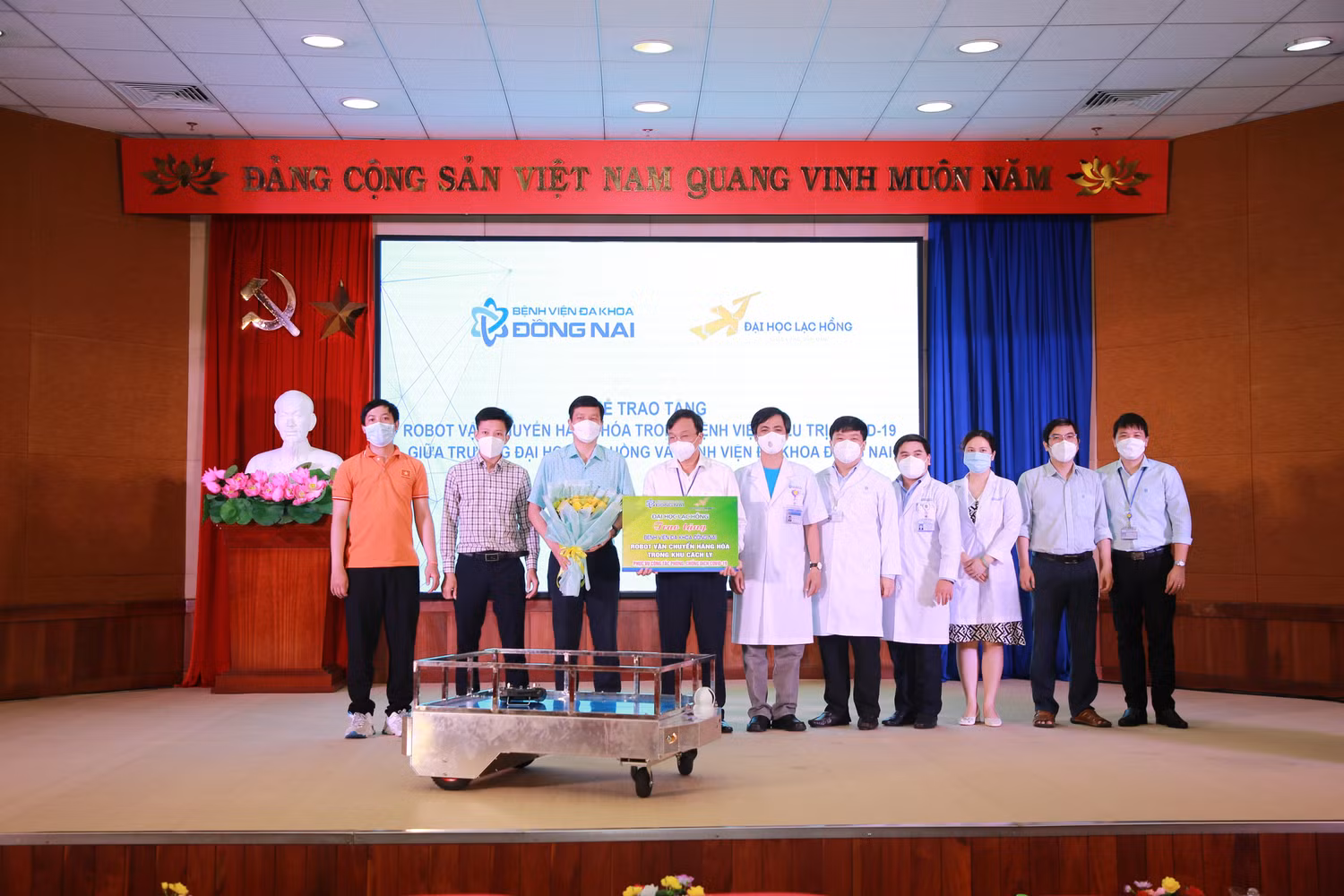 Ban lãnh đạo Trường đại học Lạc Hồng trao tặng robot và nhận hoa cảm ơn của Bệnh viện Đa khoa Đồng Nai. Ảnh: Hữu Đức Ban lãnh đạo Trường đại học Lạc Hồng trao tặng robot và nhận hoa cảm ơn của Bệnh viện Đa khoa Đồng Nai. Ảnh: Hữu Đức