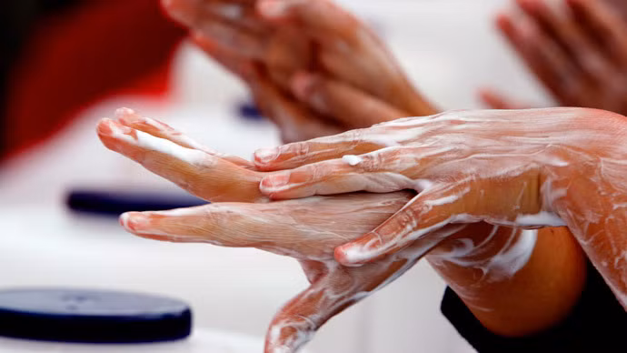 Rửa tay bằng xà phòng diệt khuẩn chứa triclosan gây nguy hại đến chức năng gan (Ảnh: Internet)