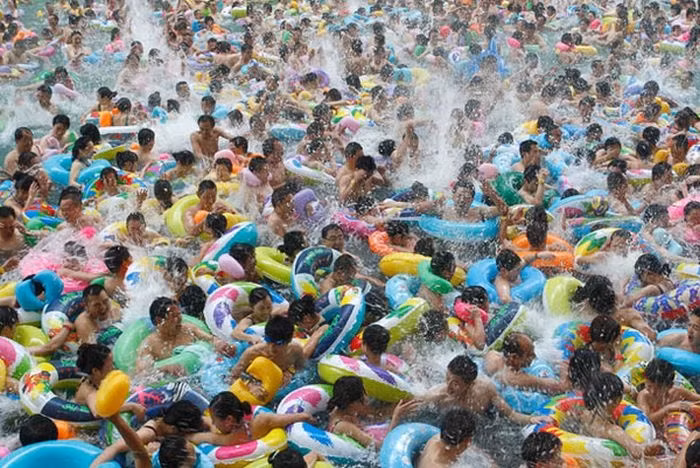 Sớm ra tắm nắng, bơi phao Nào ai ngỡ được là phao ích gì