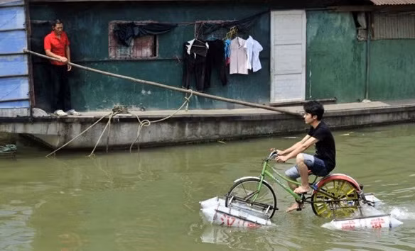 Phi cơ chống lụt ta ngồi Nhưng mà phải đạp cho trôi sao đành