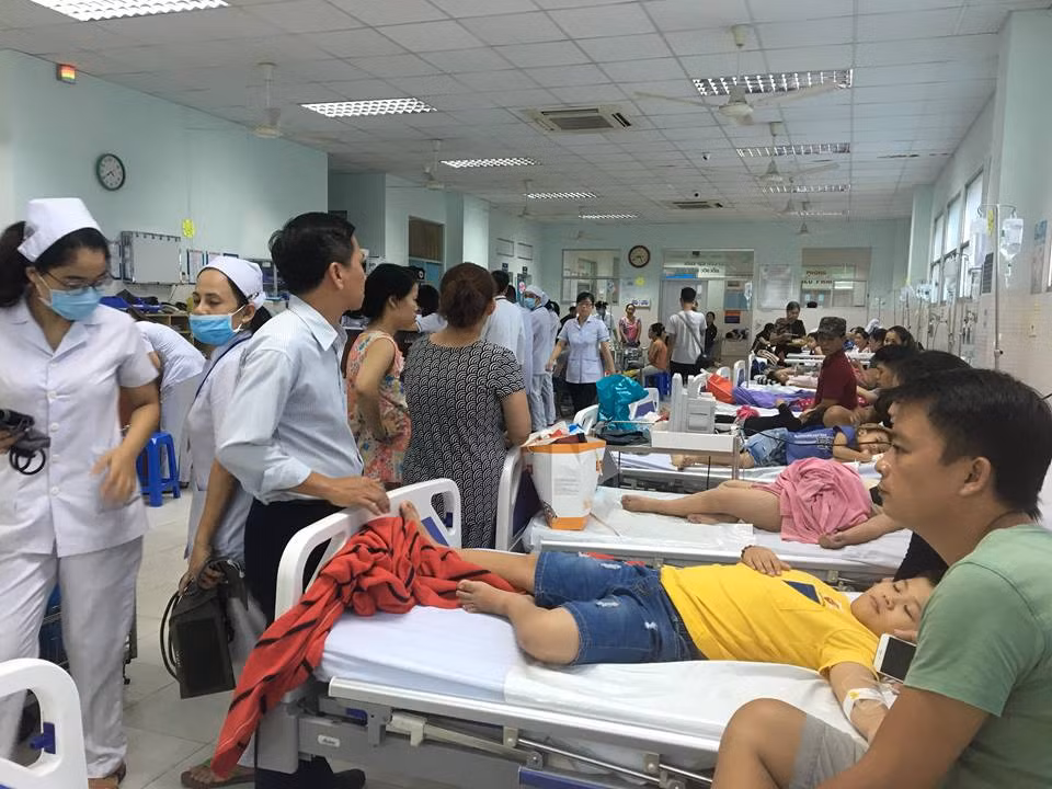 Các cháu học sinh đang được điều trị tại Bệnh viện quận Tân Phú. (Ảnh: N.L) Các cháu học sinh đang được điều trị tại Bệnh viện quận Tân Phú. (Ảnh: N.L)