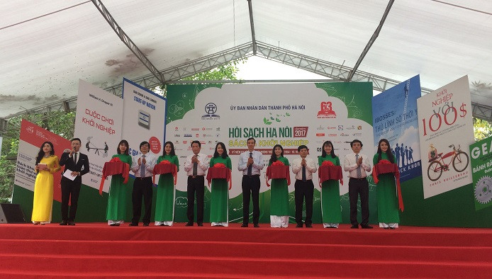 Đại diện ban tổ chức Hội sách Hà Nội lần thứ IV cắt băng khai mạc. (Ảnh: Ngọc Bích).