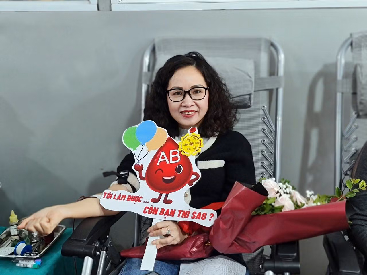 Chị Cao Thị Hương Giang, hiện đang làm việc tại Cảng Hải Phòng hiến máu lần thứ 31 (Ảnh: Lã Tiến)