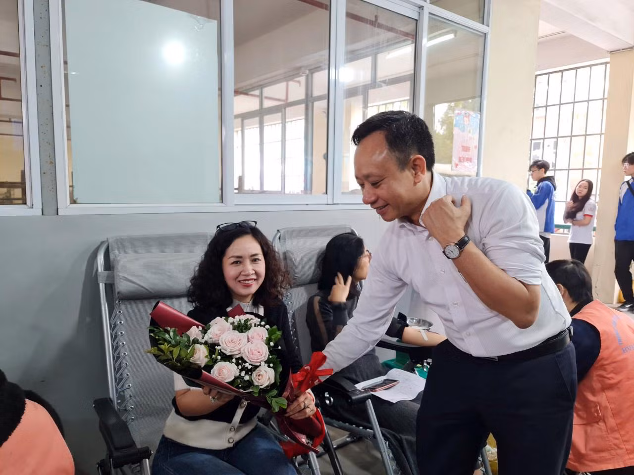 Phó giáo sư, Tiến sĩ Phạm Xuân Dương và chị Cao Thị Hương Giang chia sẻ, việc hiến máu cứu người là việc làm cần thiết, đầy tính nhân văn (Ảnh: Lã Tiến)