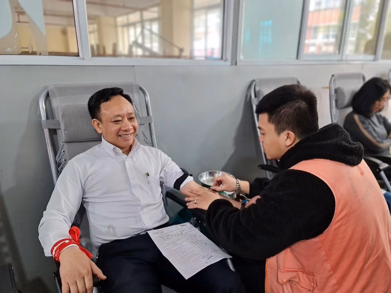 Hiệu trưởng Trường Đại học Hàng hải Việt Nam cho biết, ông cảm thấy rất vui, rất vinh dự và tự hào khi được tham gia hiến máu (Ảnh: Lã Tiến)