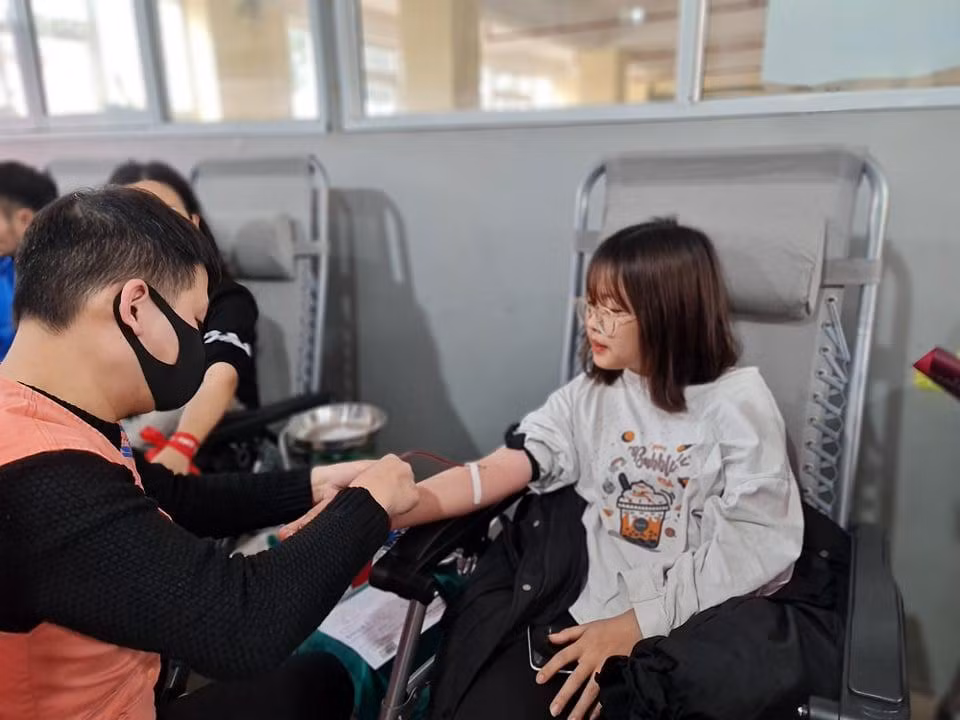 Các bạn sinh viên Trường Đại học Hàng Hải Việt Nam tích cực hưởng ứng chương trình hiến máu cứu người (Ảnh: Lã Tiến)