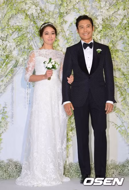 Hôn lễ của Lee Byung Hun và Lee Min Jung chỉ còn một vài tiếng nữa là diễn ra, cô dâu chú rể đã xuất hiện trong buổi họp báo chào ký giả. Vào hồi 18 giờ hôm nay (giờ địa phương), đám cưới của Lee Byung Hun và Lee Min Jung chính thức được tổ chức tại khách sạn Grand Hyatt, Seoul. Trước giờ tổ chức hôn lễ, cô dâu và chú rể đã ra mắt phóng viên. Trong buổi họp báo, Lee Min Jung không cầm được xúc động và khóc khi nói về quãng thời gian yêu và kết hôn với Lee Byung Hun. Hôn lễ của Lee Byung Hun và Lee Min Jung chỉ còn một vài tiếng nữa là diễn ra, cô dâu chú rể đã xuất hiện trong buổi họp báo chào ký giả. Vào hồi 18 giờ hôm nay (giờ địa phương), đám cưới của Lee Byung Hun và Lee Min Jung chính thức được tổ chức tại khách sạn Grand Hyatt, Seoul. Trước giờ tổ chức hôn lễ, cô dâu và chú rể đã ra mắt phóng viên. Trong buổi họp báo, Lee Min Jung không cầm được xúc động và khóc khi nói về quãng thời gian yêu và kết hôn với Lee Byung Hun.