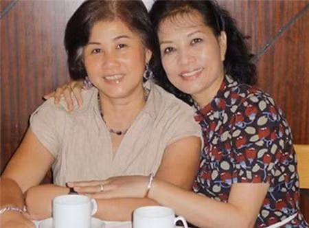 Nghệ sỹ Thúy An (tóc ngắn) trong lần trở về Việt Nam năm 2012. Nghệ sỹ Thúy An (tóc ngắn) trong lần trở về Việt Nam năm 2012.