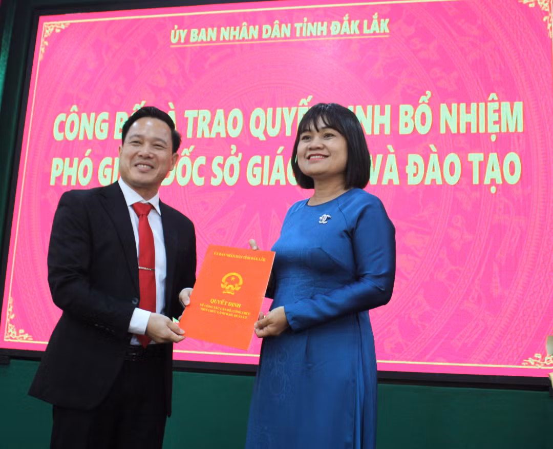 Phó Chủ tịch Ủy ban Nhân dân tỉnh H’Yim Kđoh trao Quyết định bổ nhiệm chức vụ Phó Giám đốc Sở Giáo dục và Đào tạo cho ông Lưu Tiến Quang. Ảnh: Báo Đắk Lắk Phó Chủ tịch Ủy ban Nhân dân tỉnh H’Yim Kđoh trao Quyết định bổ nhiệm chức vụ Phó Giám đốc Sở Giáo dục và Đào tạo cho ông Lưu Tiến Quang. Ảnh: Báo Đắk Lắk