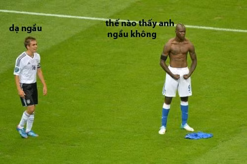 Balotelli khoe cơ bắp trước Philipp Lahm. Balotelli khoe cơ bắp trước Philipp Lahm.