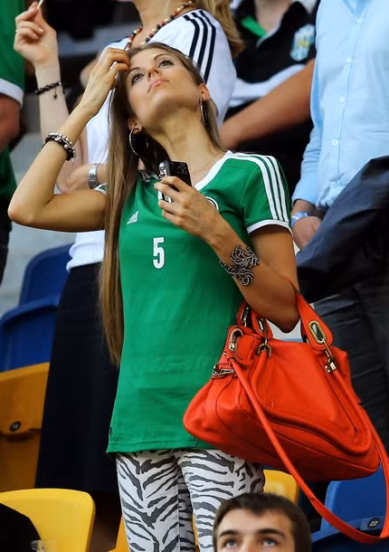 Cathy Fischer, bạn gái của Mats Hummels điệu đà vuốt tóc, tạo dáng...