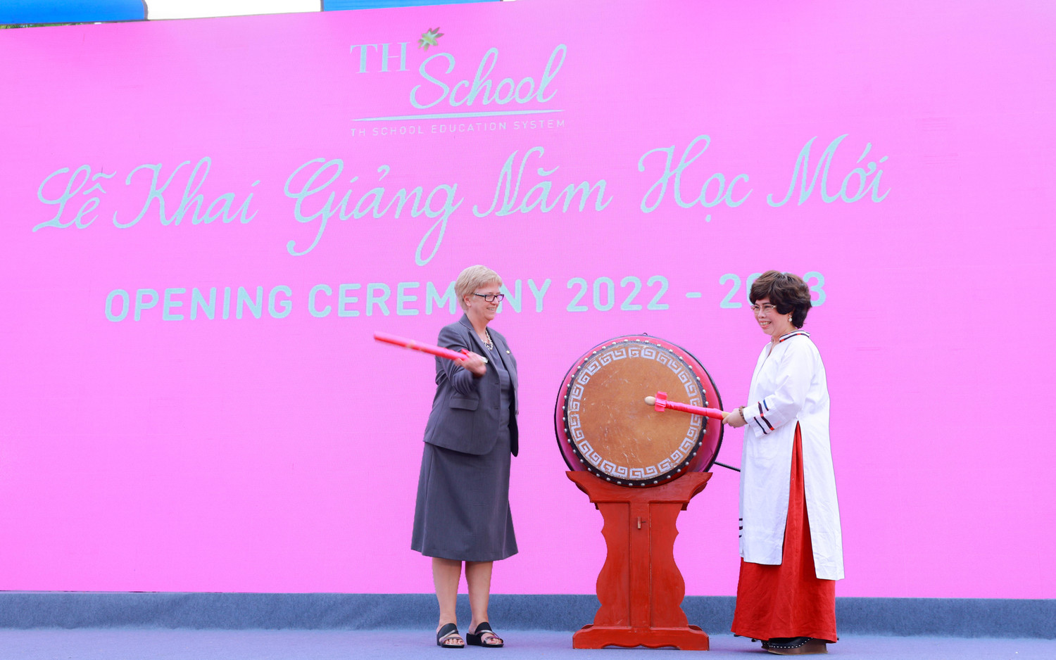 Cô Yvette Jeffrey - Hiệu trưởng Quốc tế Khối Mầm non và Tiểu học cùng Anh hùng lao động Thái Hương - Chủ tịch, Nhà sáng lập Hệ thống trường TH School đánh trống khai giảng tại cơ sở TH School Chùa Bộc (Hà Nội).