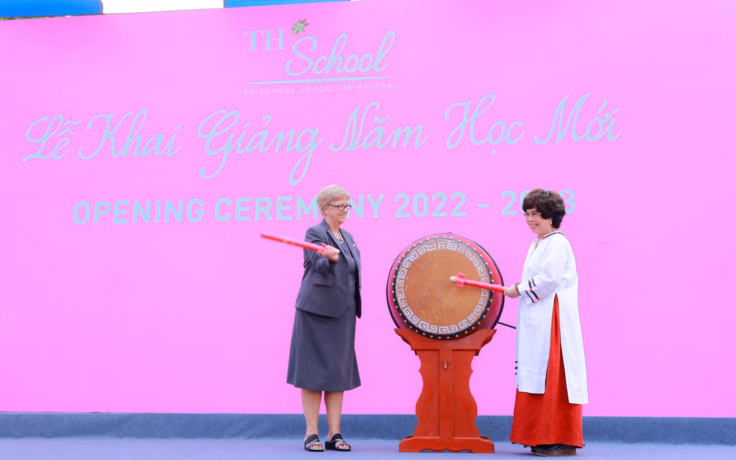 Cô Yvette Jeffrey - Hiệu trưởng Quốc tế Khối Mầm non và Tiểu học cùng Anh hùng lao động Thái Hương - Chủ tịch, Nhà sáng lập Hệ thống trường TH School đánh trống khai giảng tại cơ sở TH School Chùa Bộc (Hà Nội).