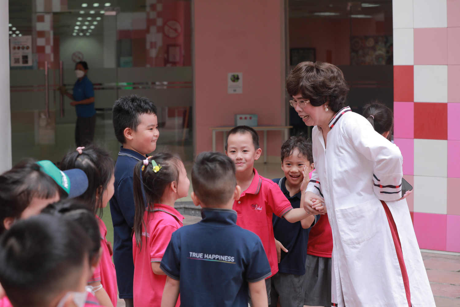 Anh hùng lao động Thái Hương - Chủ tịch, Nhà sáng lập Hệ thống trường TH School trò chuyện với các em học sinh tại cơ sở TH Chùa Bộc (Hà Nội).