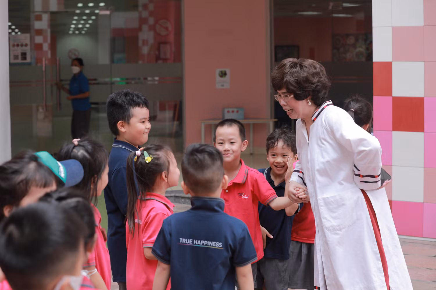 Anh hùng lao động Thái Hương - Chủ tịch, Nhà sáng lập Hệ thống trường TH School trò chuyện với các em học sinh tại cơ sở TH Chùa Bộc (Hà Nội).