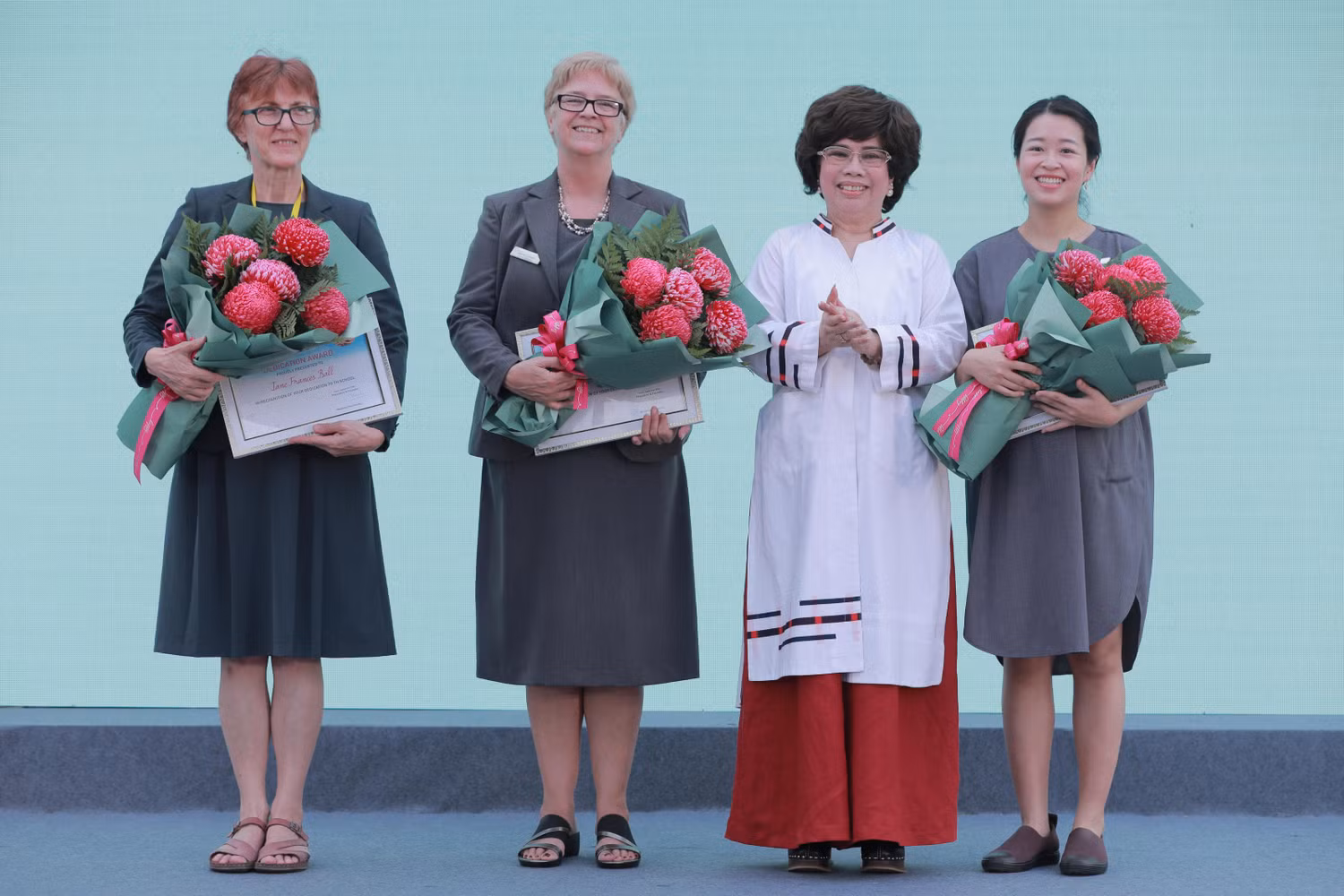 Anh hùng lao động Thái Hương - Chủ tịch, Nhà sáng lập Hệ thống trường TH School tặng hoa cảm ơn các giáo viên tại Hệ thống TH School trong Lễ khai giảng.