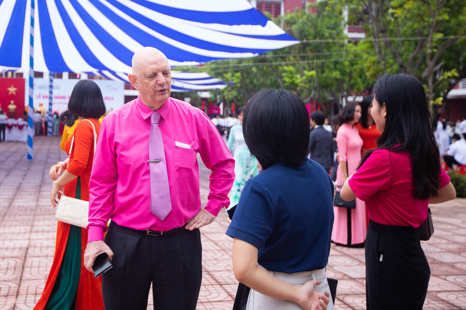 Thầy Tổng hiệu trưởng Stephen West trao đổi với các phụ huynh.