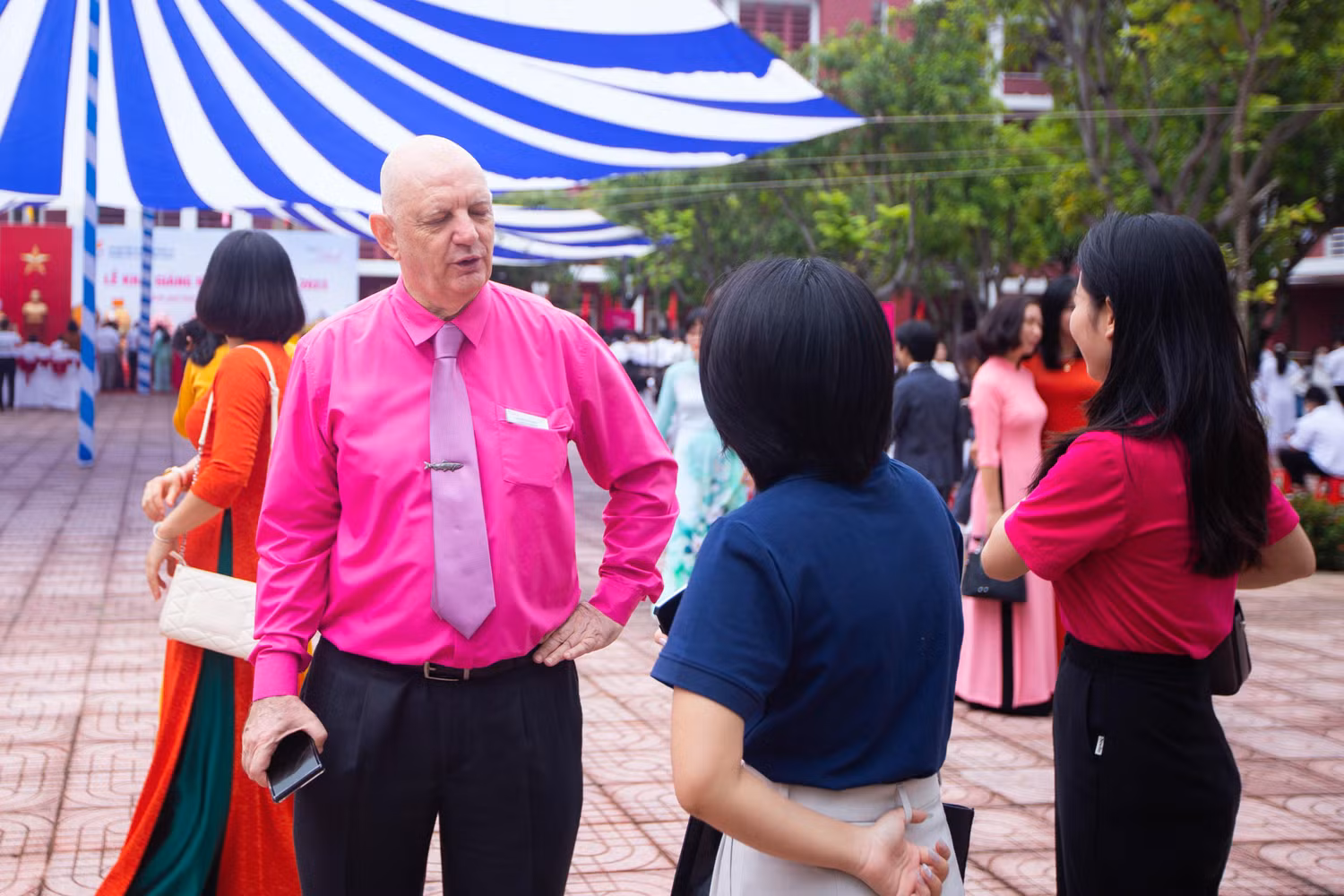 Thầy Tổng hiệu trưởng Stephen West trao đổi với các phụ huynh.