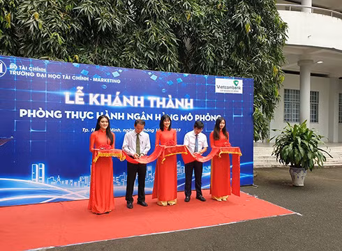 Khánh thành phòng thực hành ngân hàng mô phỏng tại Trường Đại học Tài chính - Marketing (ảnh: P.L) Khánh thành phòng thực hành ngân hàng mô phỏng tại Trường Đại học Tài chính - Marketing (ảnh: P.L)