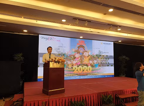 Ông Trương Tấn Sơn - đại diện ban tổ chức công bố thông tin về đường hoa Nguyễn Huệ năm nay (ảnh: P.L)