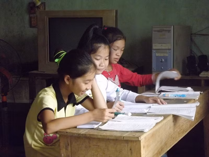 Các cháu nhỏ rất thích đến học tại nhà ông giáo Hà Văn Đồng bởi sự tận tụy, chỉ bảo cho các cháu học hành đến nơi, đến chốn (ảnh Thanh Bình)
