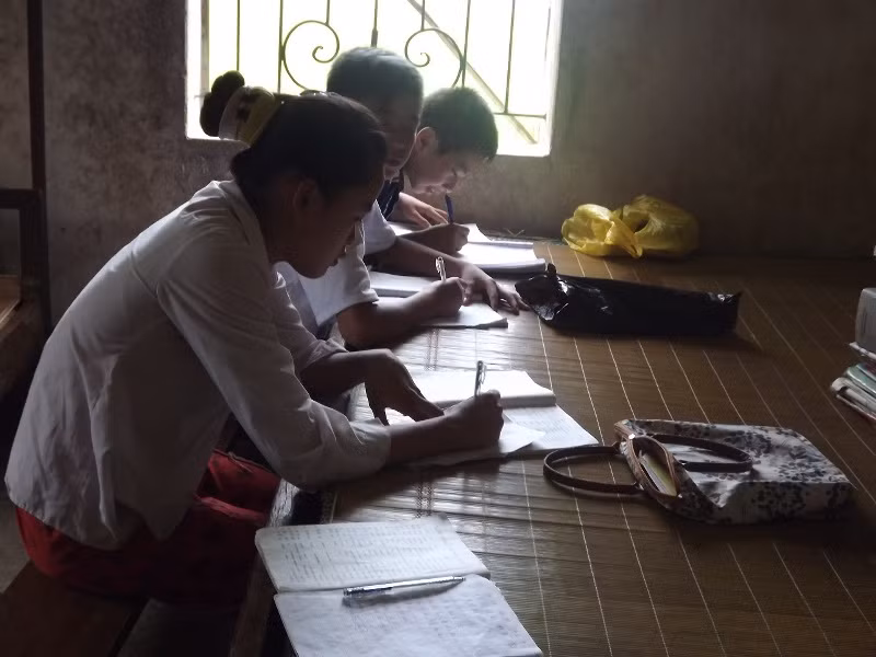 Chiếc giường của gia đình ông Hà Văn Đồng cũng thành nơi học tập của các cháu nhỏ trong làng (ảnh Thanh Bình)