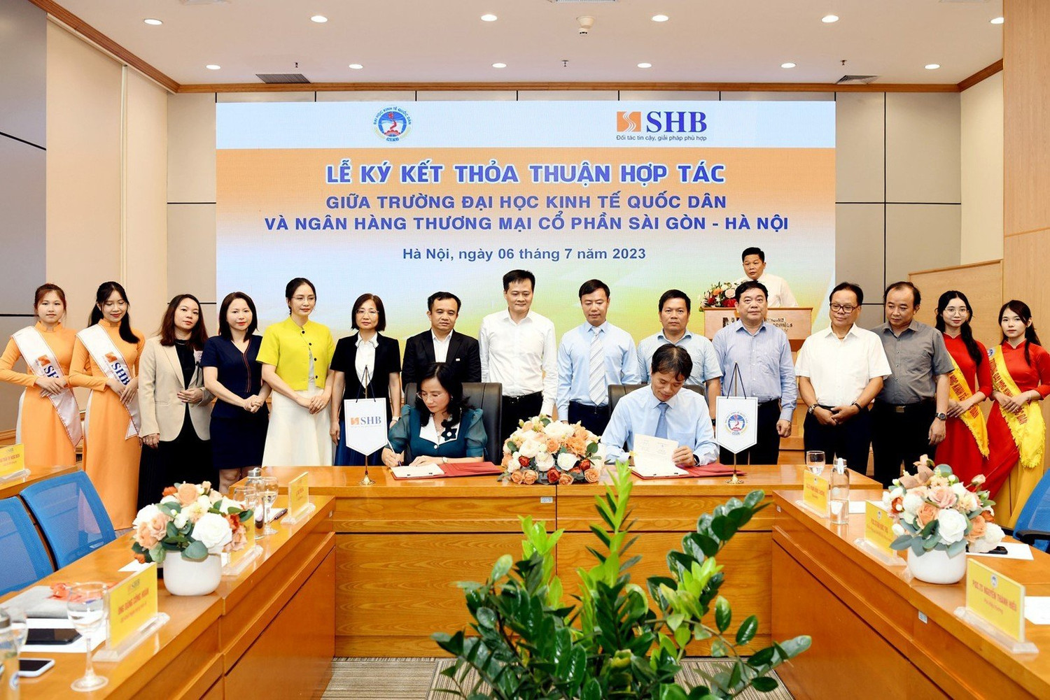 Tiến sĩ Ngô Thu Hà - Tổng Giám đốc SHB và Giáo sư, Tiến sĩ Phạm Hồng Chương - Hiệu trưởng Trường Đại học Kinh tế Quốc dân đại diện hai đơn vị ký kết thỏa thuận hợp tác. Tiến sĩ Ngô Thu Hà - Tổng Giám đốc SHB và Giáo sư, Tiến sĩ Phạm Hồng Chương - Hiệu trưởng Trường Đại học Kinh tế Quốc dân đại diện hai đơn vị ký kết thỏa thuận hợp tác.