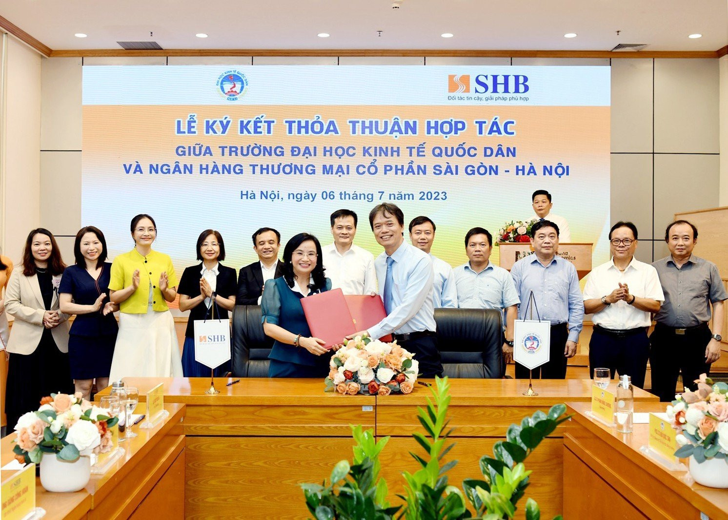 SHB sẽ cùng Trường Đại học Kinh tế Quốc dân hành động quyết liệt, trách nhiệm và hiệu quả, hướng tới xây dựng hợp tác chiến lược lâu dài, bền vững. SHB sẽ cùng Trường Đại học Kinh tế Quốc dân hành động quyết liệt, trách nhiệm và hiệu quả, hướng tới xây dựng hợp tác chiến lược lâu dài, bền vững.