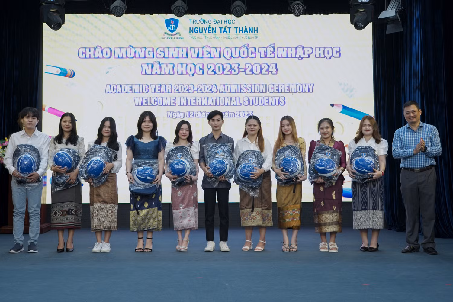 Trường Đại học Nguyễn Tất Thành chào đón 44 tân sinh viên Lào và Campuchia. Trường Đại học Nguyễn Tất Thành chào đón 44 tân sinh viên Lào và Campuchia.