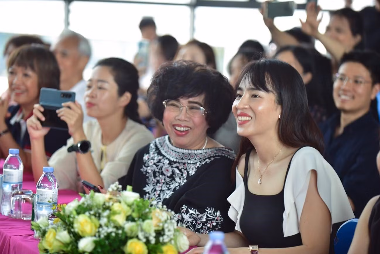 Theo dõi Chương trình, khán giả đều trải qua rất nhiều cung bậc cảm xúc khác nhau, được dẫn dắt bởi mạch nội dung xuyên suốt, các hình thức biểu diễn đa dạng đan xen. Có thể bắt gặp tại bất cứ nơi đâu trong khán phòng nét mặt hân hoan của bố mẹ, ánh mắt lấp lánh của bạn bè, và đặc biệt là nụ cười rạng rỡ của người kiến tạo “Ngôi trường hạnh phúc” TH School - bà Thái Hương. Theo dõi Chương trình, khán giả đều trải qua rất nhiều cung bậc cảm xúc khác nhau, được dẫn dắt bởi mạch nội dung xuyên suốt, các hình thức biểu diễn đa dạng đan xen. Có thể bắt gặp tại bất cứ nơi đâu trong khán phòng nét mặt hân hoan của bố mẹ, ánh mắt lấp lánh của bạn bè, và đặc biệt là nụ cười rạng rỡ của người kiến tạo “Ngôi trường hạnh phúc” TH School - bà Thái Hương.
