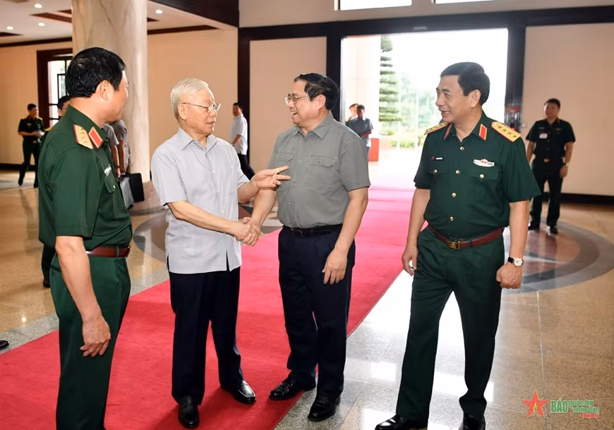 Tổng Bí thư Nguyễn Phú Trọng, Thủ tướng Chính phủ Phạm Minh Chính và các đồng chí lãnh đạo Bộ Quốc phòng trò chuyện trước hội nghị.