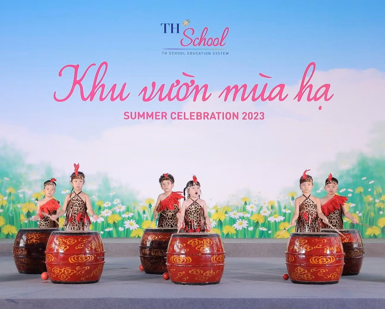 Ở TH School, học sinh đều được học về nhạc cụ và âm nhạc dân tộc ngay từ khi cấp mầm non. Tính duy mỹ, gợi mở trong tư duy nghệ thuật được dần định hình qua các giờ học, để sự kết hợp giữa một bài dân ca đặc sắc của dân tộc Thái "INH LẢ ƠI" và một bài hát thiếu nhi quốc tế nổi tiếng "IF YOU’RE HAPPY AND YOU KNOW IT" trở thành tiết mục “không biên giới” Ở TH School, học sinh đều được học về nhạc cụ và âm nhạc dân tộc ngay từ khi cấp mầm non. Tính duy mỹ, gợi mở trong tư duy nghệ thuật được dần định hình qua các giờ học, để sự kết hợp giữa một bài dân ca đặc sắc của dân tộc Thái "INH LẢ ƠI" và một bài hát thiếu nhi quốc tế nổi tiếng "IF YOU’RE HAPPY AND YOU KNOW IT" trở thành tiết mục “không biên giới”
