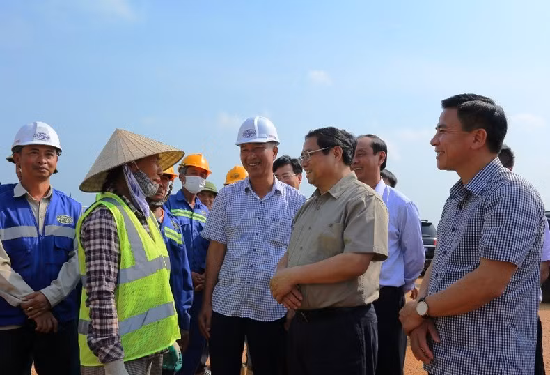 Thủ tướng thăm hỏi, động viên người lao động cùng các nhà thầu bảo đảm tiến độ, chất lượng thi công công trình. Ảnh: Báo Nhân Dân Thủ tướng thăm hỏi, động viên người lao động cùng các nhà thầu bảo đảm tiến độ, chất lượng thi công công trình. Ảnh: Báo Nhân Dân