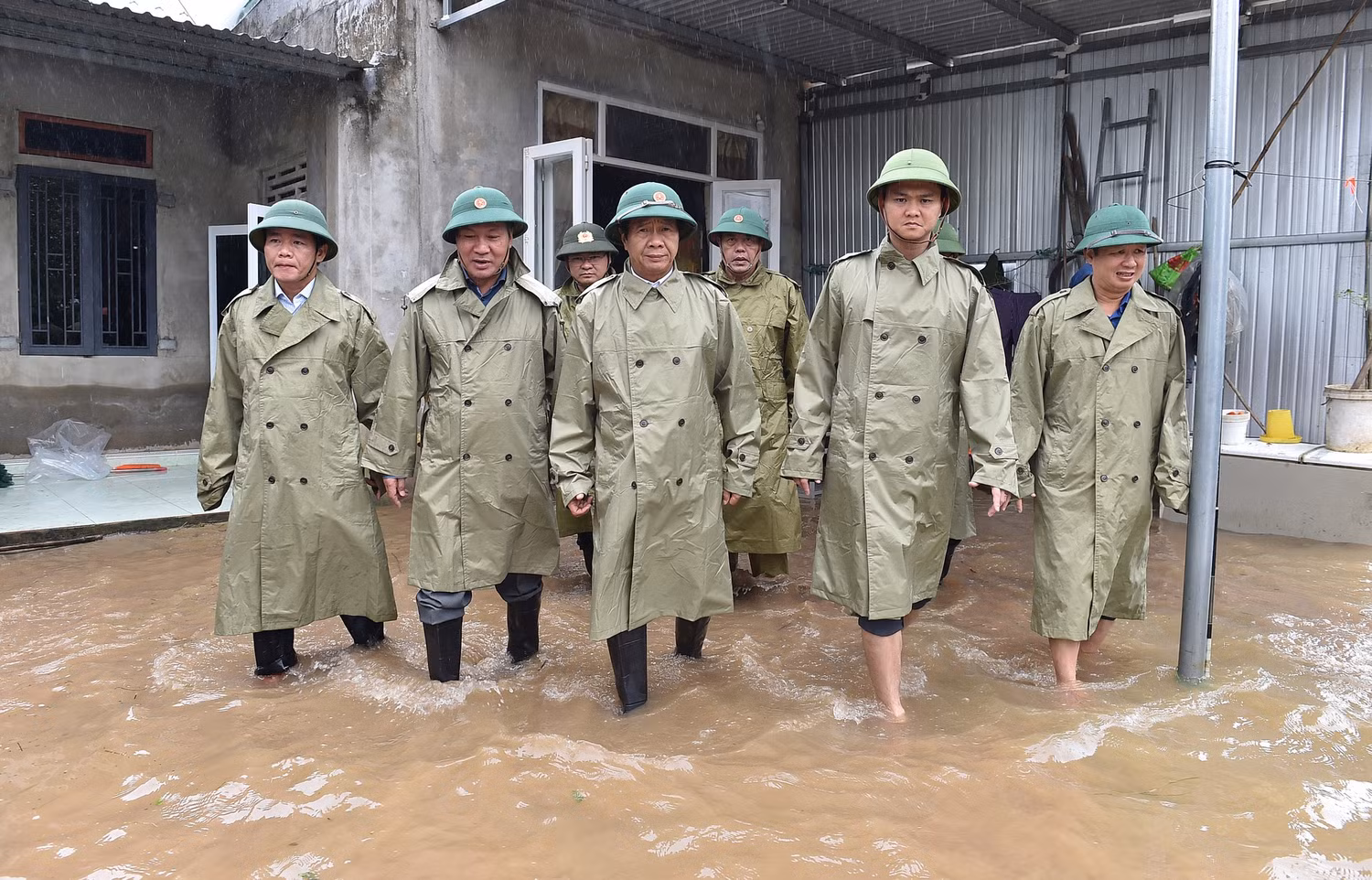 Phó Thủ tướng Lê Văn Thành trong một chuyến đi chỉ đạo phòng chống thiên tai. Ảnh: VGP/Đức Tuân Phó Thủ tướng Lê Văn Thành trong một chuyến đi chỉ đạo phòng chống thiên tai. Ảnh: VGP/Đức Tuân