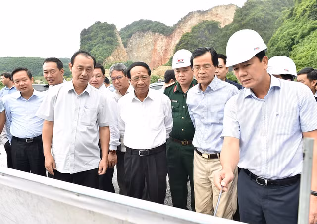 Phó Thủ tướng kiểm tra tiến độ dự án Mai Sơn - Quốc lộ 45. Ảnh: VGP/Đức Tuân Phó Thủ tướng kiểm tra tiến độ dự án Mai Sơn - Quốc lộ 45. Ảnh: VGP/Đức Tuân