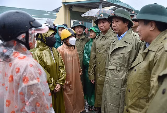 Phó Thủ tướng Lê Văn Thành hỏi thăm tình hình sản xuất, động viên công nhân mỏ. Ảnh: VGP/Đức Tuân Phó Thủ tướng Lê Văn Thành hỏi thăm tình hình sản xuất, động viên công nhân mỏ. Ảnh: VGP/Đức Tuân