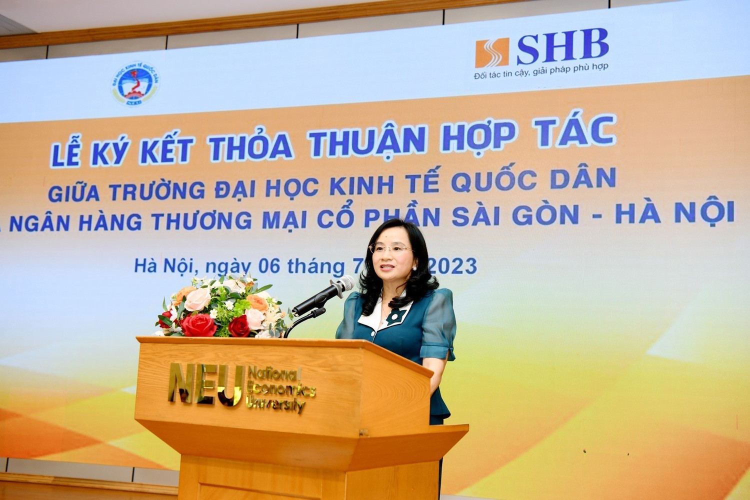 Tổng Giám đốc SHB Ngô Thu Hà hy vọng sẽ đón được nhiều cử nhân tài năng của Trường Đại học Kinh tế Quốc dân gia nhập đại gia đình SHB. Tổng Giám đốc SHB Ngô Thu Hà hy vọng sẽ đón được nhiều cử nhân tài năng của Trường Đại học Kinh tế Quốc dân gia nhập đại gia đình SHB.