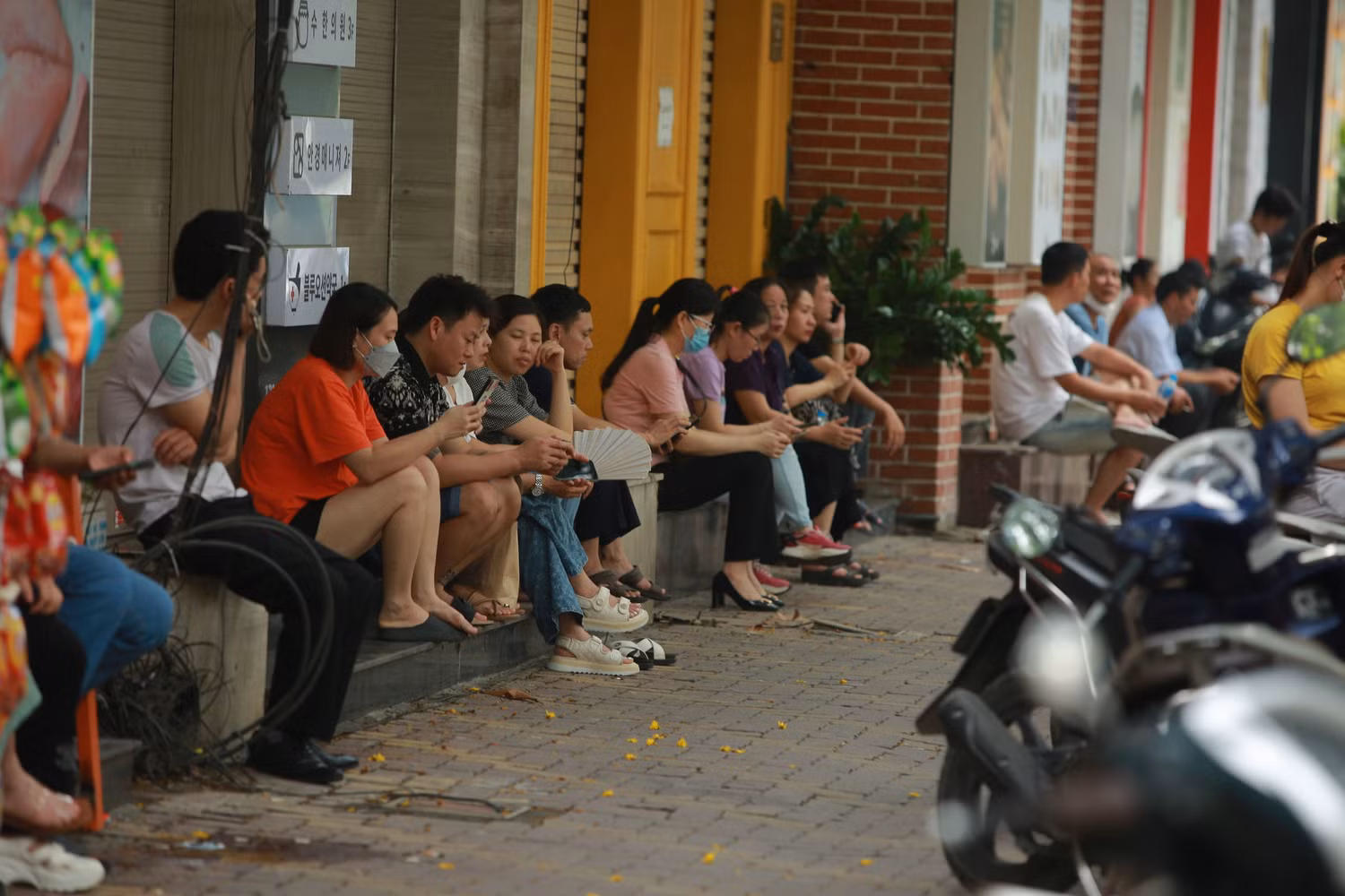 Phụ huynh chờ con tại điểm thi Mỹ Đình 1 (Nam Từ Liêm).