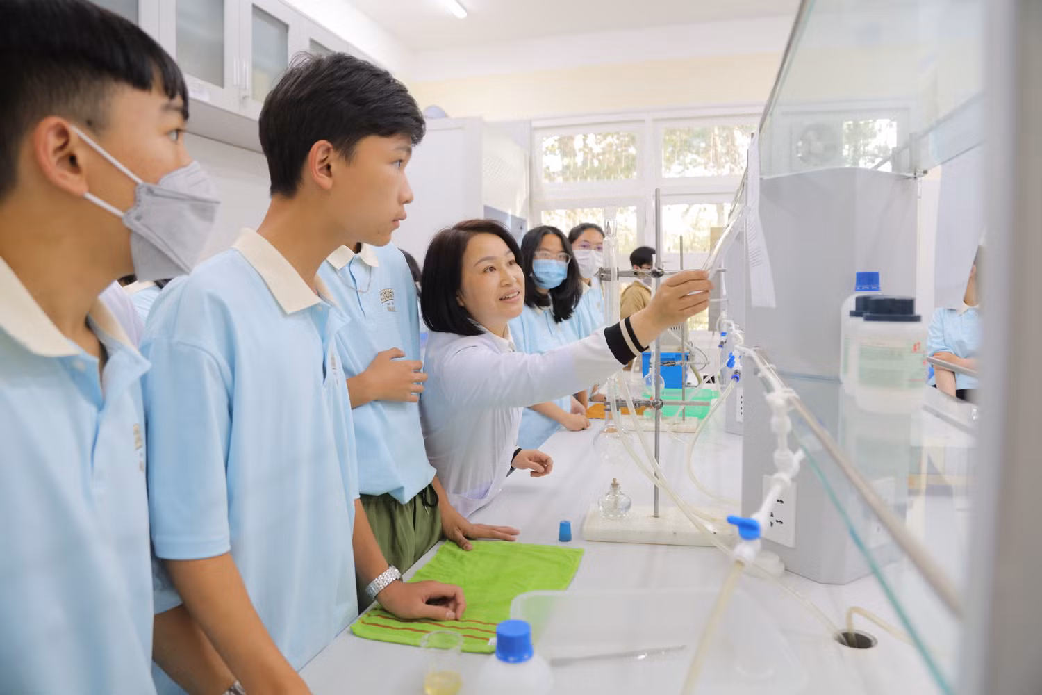 Giảng viên và sinh viên Khoa Hoá học và Môi trường, Trường Đại học Đà Lạt trong giờ thực hành. Ảnh: Khoa cung cấp