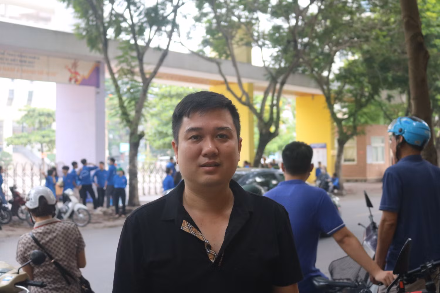 Phụ huynh Nguyễn Văn Toàn lo lắng chờ con trong buổi thi đầu tiên với môn Ngữ Văn.