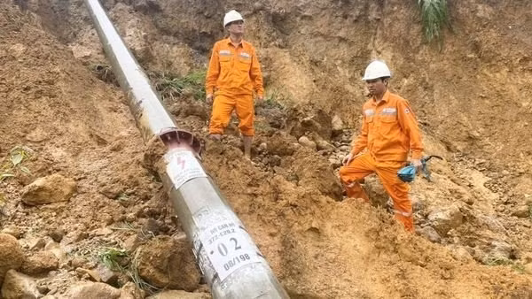 Ngành điện Lai Châu vượt qua các đoạn đường sạt lở để tiếp cận hiện trường, đồng thời hỗ trợ người dân di chuyển trong đợt mưa lũ vừa qua. Ngành điện Lai Châu vượt qua các đoạn đường sạt lở để tiếp cận hiện trường, đồng thời hỗ trợ người dân di chuyển trong đợt mưa lũ vừa qua.