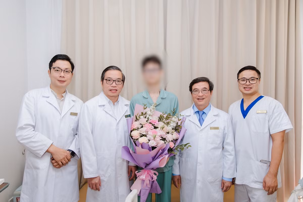 Đội ngũ giáo sư, bác sĩ chúc mừng bệnh nhân ra viện