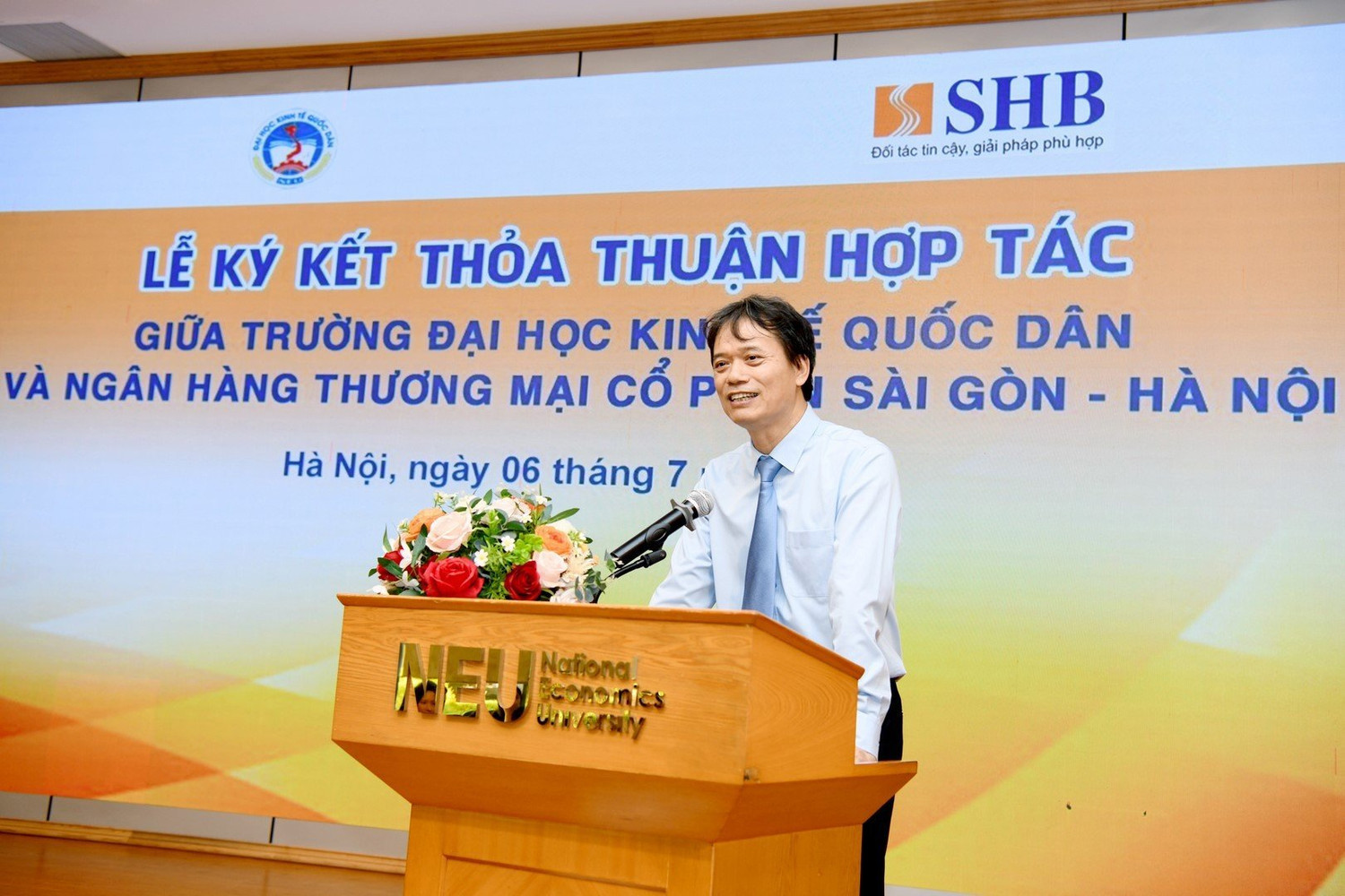 Giáo sư, Tiến sĩ Phạm Hồng Chương - Hiệu trưởng Trường Đại học Kinh tế Quốc dân kỳ vọng mối quan hệ hợp tác giữa hai bên sẽ ngày càng phát triển sâu rộng. Giáo sư, Tiến sĩ Phạm Hồng Chương - Hiệu trưởng Trường Đại học Kinh tế Quốc dân kỳ vọng mối quan hệ hợp tác giữa hai bên sẽ ngày càng phát triển sâu rộng.