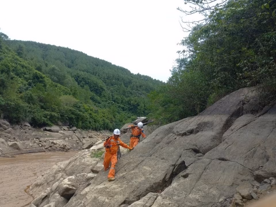 Công nhân Điện lực Hà Tĩnh băng qua khe suối để xử lý các tồn tại, khiếm khuyết trên lưới. Công nhân Điện lực Hà Tĩnh băng qua khe suối để xử lý các tồn tại, khiếm khuyết trên lưới.