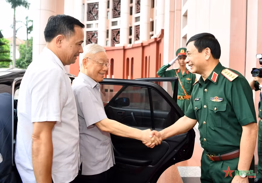 Đại tướng Phan Văn Giang đón Tổng Bí thư Nguyễn Phú Trọng, Bí thư Quân ủy Trung ương đến dự, chủ trì hội nghị.