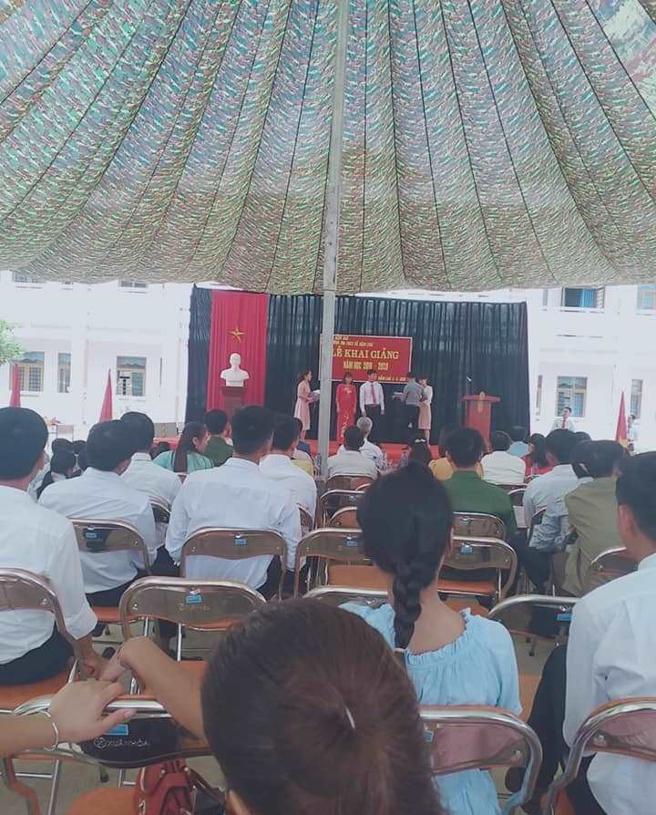 Ngày khai giảng năm nay là ngày khai giảng vui nhất của các thầy cô giáo ở Nậm Chà trong nhiều năm trở lại đây